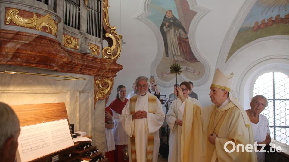 Weihbischof Reinhard Pappenberger spendet der neuen Orgel seinen Segen. Bild: sne