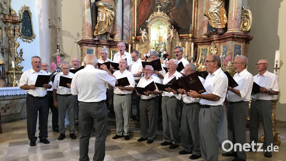 Hans Koller dirigiert das traditionelle Mariensingen des Gesangvereins Traßlberg in der Wallfahrtskirche auf dem Frohnberg. Bild: mma