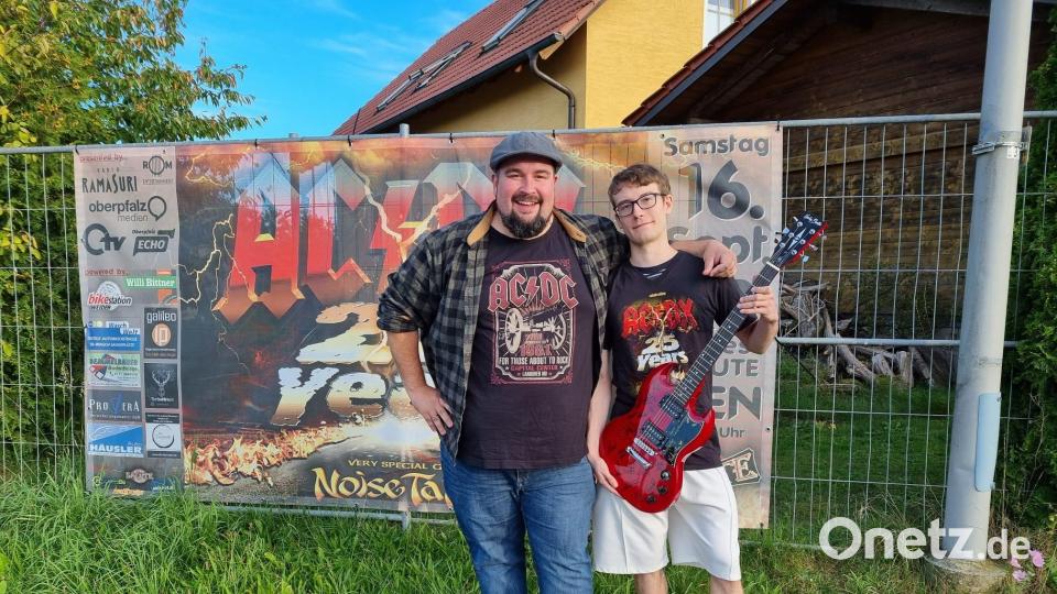 Thorsten Horn, Gitarrist von AC/DX., mit Christoph Hofmann, der das höchste Gebot für die Gitarre abgegeben hat. Bild: Natascha Horn/exb