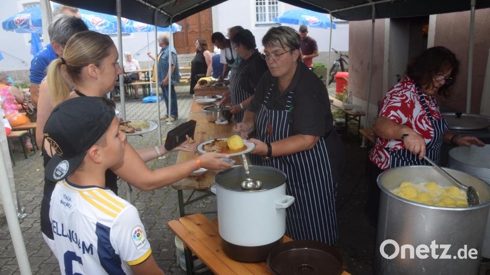 Der absolute Renner, Schweinebraten aus dem historischen Backofen mit Knödl und Krautsalat. 160 Portionen gaben die Frauen mittags aus. Bild: fz