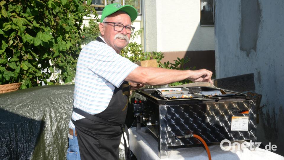 Albbürgermeister Hans Schäfer half bei der Verpflegung. Bild: bey