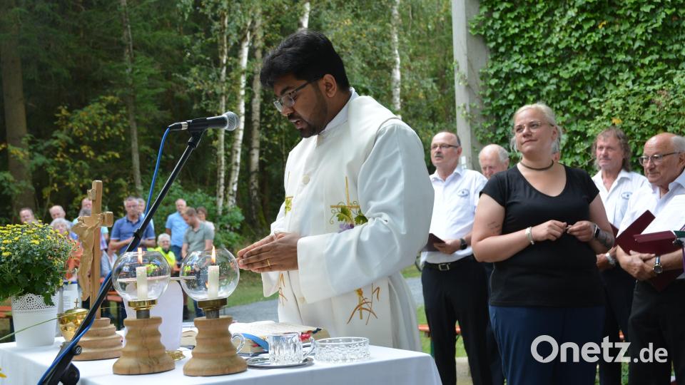 Auch für Pfarrer Paily war der Festgottesdienst am Fuße des Aussichtsturms, unter dem Dach der hohen Bäume, ein Erlebnis und er genoss diese besondere Atmosphäre. Nach der Messfeier ging er von Tisch zu Tisch und unterhielt sich mit vielen Besuchern. Bild: fdl