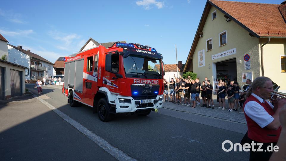 Freudig begrüßt wurde das neue Auto von den Mitgliedern der Feuerwehr Dürnsricht Bild: nib