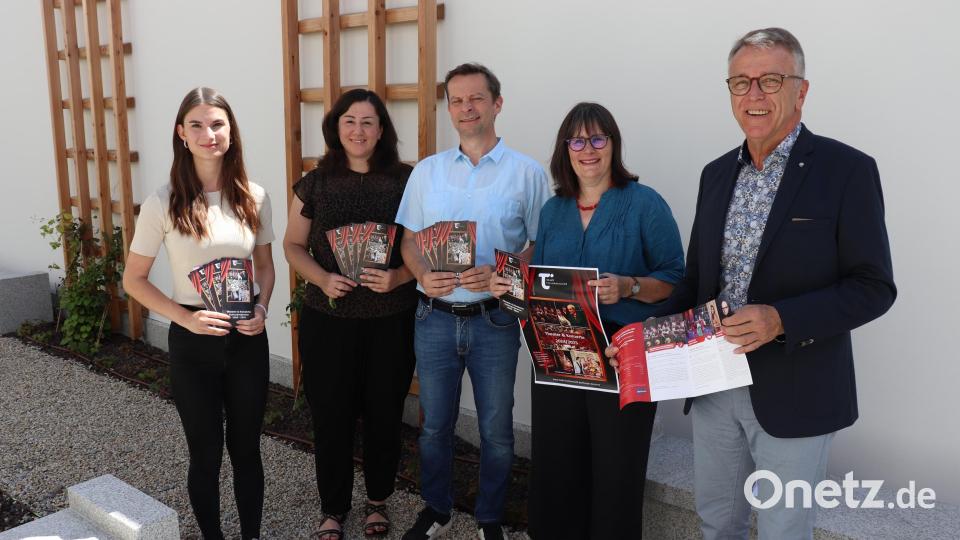 Bürgermeister Franz Stahl mit Tourist-Info-Mitarbeiterin Petra Römer, dem Leiter der Hauptverwaltung, Markus Bergauer, der Leiterin von Tourist-Info/Museumsquartier, Birgit Plößner, sowie Jessica Hecht, die seit Anfang dieses Monats das Team der Tourist-Info verstärkt, bei der Vorstellung des Kulturprogramms 2024/25. Bild: Stadt Tirschenreuth/exb