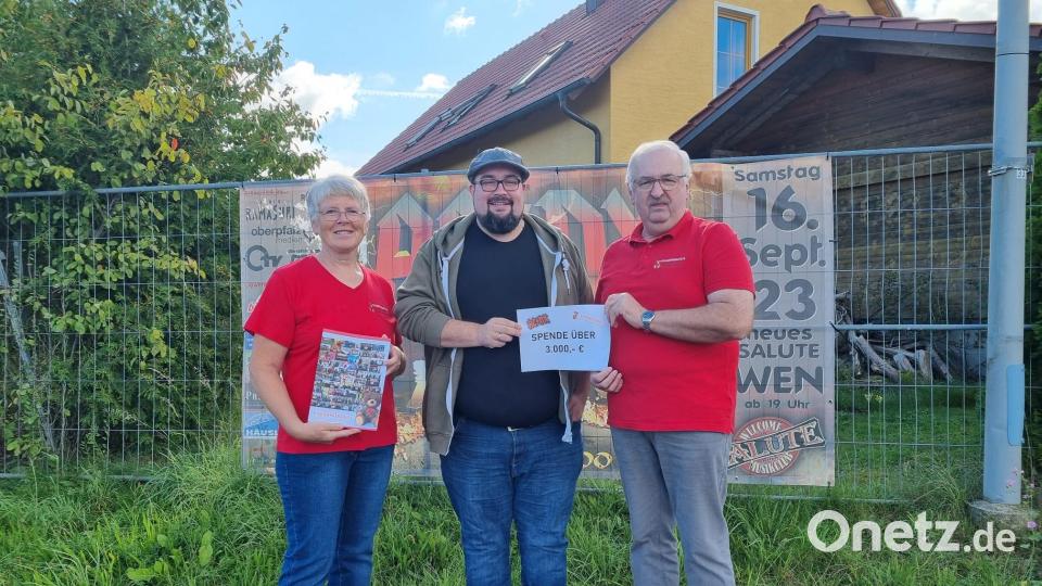 AC/DX.-Gitarrist Thorsten Horn (Mitte) überreicht die Spende an die Vorsitzenden der Kinderkrebshilfe Oberpfalz Nord, Herbert Putzer und Gunda Hagn. Bild: Natascha Horn/exb