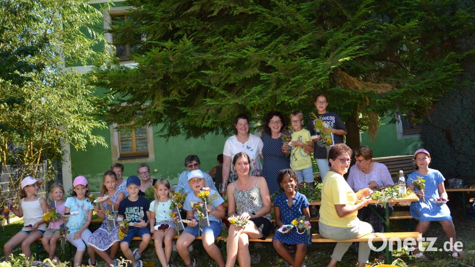 Auch die Kinder freuten sich über ihre selbst gefertigten Kräuterbuschen und Seifen beim Frauenbund im Rahmen des Ferienprogramms. Bild: Peter Garreiss