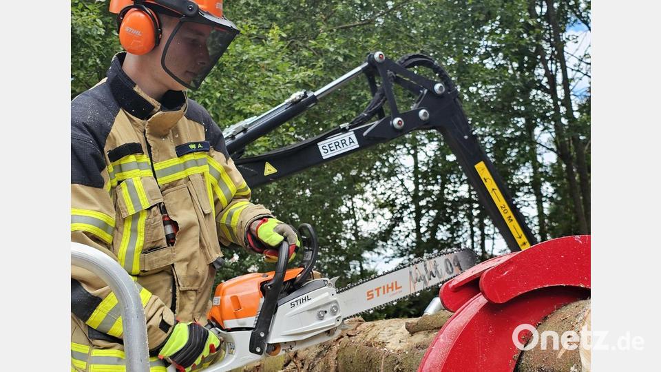 Ein Feuerwehrmann setzt die richtigen Schnitte eines unter Spannung stehenden Baumes. Bild: Kreisbrandinspektion Bayreuth/exb