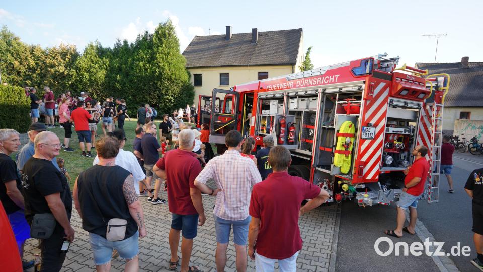 Die geöffneten Türen geben den Blick frei auf die umfangreiche Ausrüstung des neuen Fahrzeugs der Feuerwehr Dürnsricht. Bild: nib