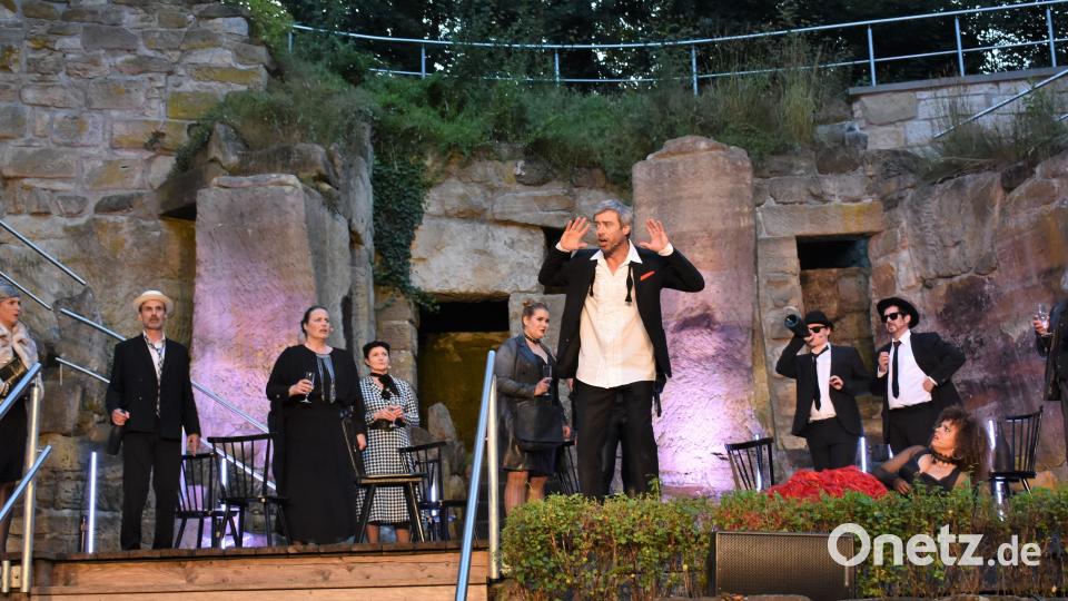 Die Akteure des LTO (Landestheater Oberpfalz) brillieren im Stück &quot;Jedermann&quot;, das auf der Naturbühne am Schönberg aufgeführt wurde. Bild: rgr