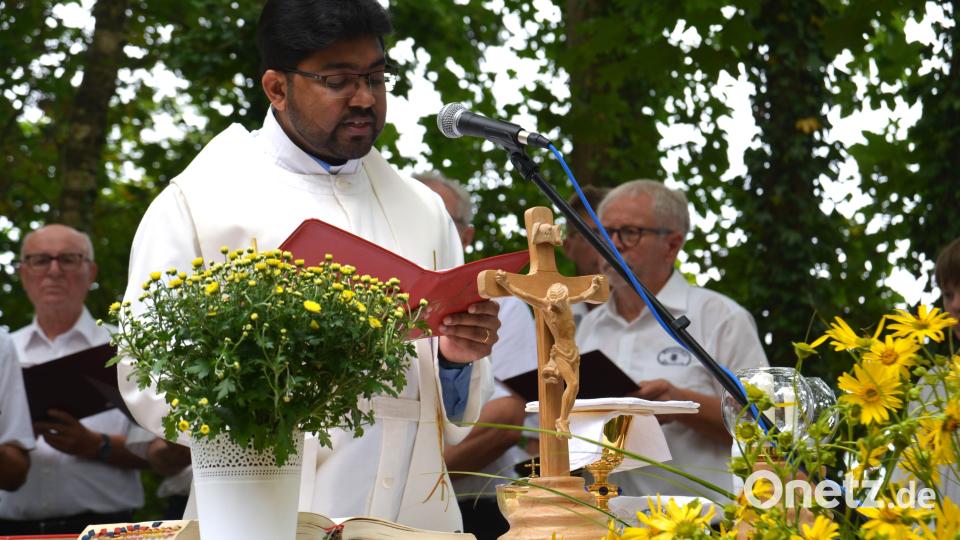 Auch für Pfarrer Paily war der Festgottesdienst am Fuße des Aussichtsturms, unter dem Dach der hohen Bäume, ein Erlebnis und er genoss diese besondere Atmosphäre. Nach der Messfeier ging er von Tisch zu Tisch und unterhielt sich mit vielen Besuchern. Bild: fdl