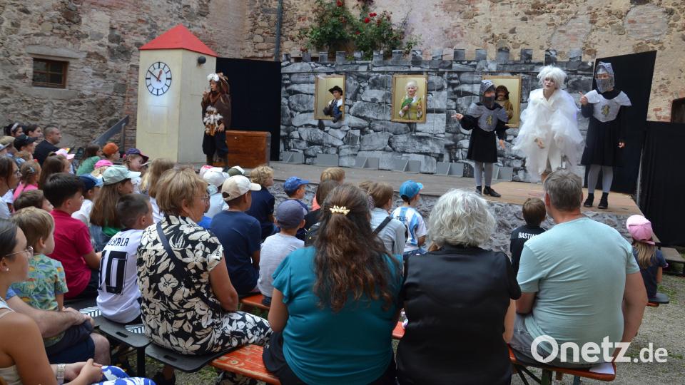 Das Ovigo-Theater präsentiert das Theaterstück &quot;Kleine Gespenst&quot;, das auf Schloss Burgtreswitz bei den jungen Besuchern großen Anklang findet. Bild: gi