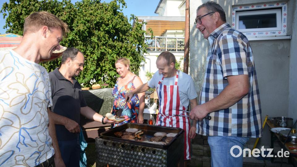 Vorsitzender Andreas Bösl und seine Helfer freuen sich über vielen Gäste am Grillstand. Bild: bey
