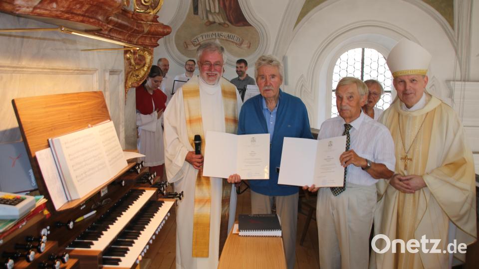 Für ihre langjährigen Dienste in der Kirche erhielten Günter Hösl und Siegfried Rupprecht die Sailer-Medaille. Bild: sne