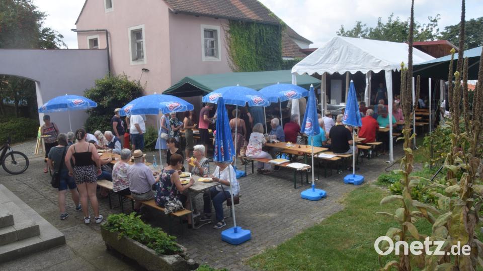 Das Kulinarikareal &quot;Alter Pfarrhof&quot;. Mittags Schweinernes, Nachmittag Kaffee und Kuchen, abends warmen Leberkäse aus dem Backofen. Bild: fz