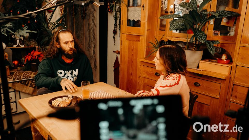 Hinter den Kulissen der Online-Serie &quot;Adventsfranz&quot;. Die zweite Folge bestreitet Rapper Bbou. Der Kopf hinter der Produktion und Moderatorin ist Franzi Glaser (rechts). Bild: Katharina Glaser/exb