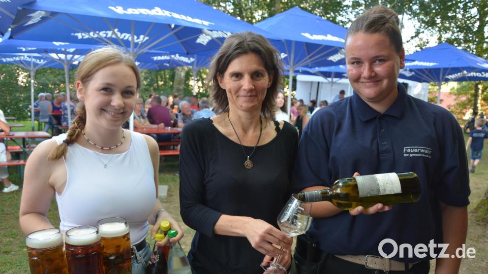 Rund 50 ehrenamtliche Kräfte des Schützenvereins und der Feuerwehr waren am Donnerstag im Einsatz, sie versorgten die Festbesucher mit kühlen Festbier und mundigen Weinen. Bild: jr