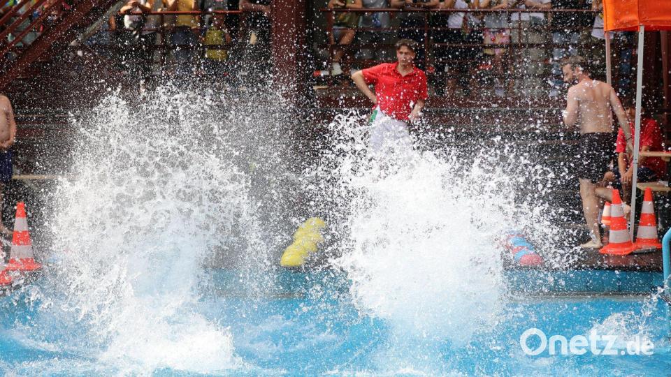 Wasser spritzt beim Wettbewerb um die beste Arschbombe in die Höhe. Bild: Sascha Thelen/dpa