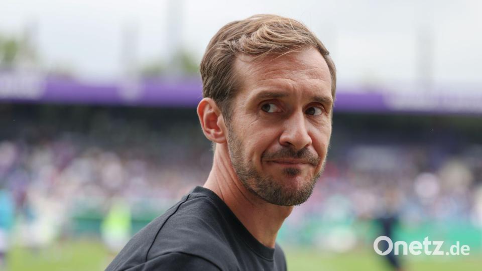 Erstes Pflichtspiel, erster Sieg: Für Freiburgs Trainer Julian Schuster lief der Pokal-Samstag gut. Bild: Friso Gentsch/dpa