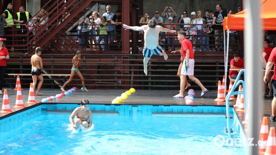 Zwei Teilnehmer des Wettbewerbes springen in das Becken der Zeche Zollverein. Bild: Sascha Thelen/dpa