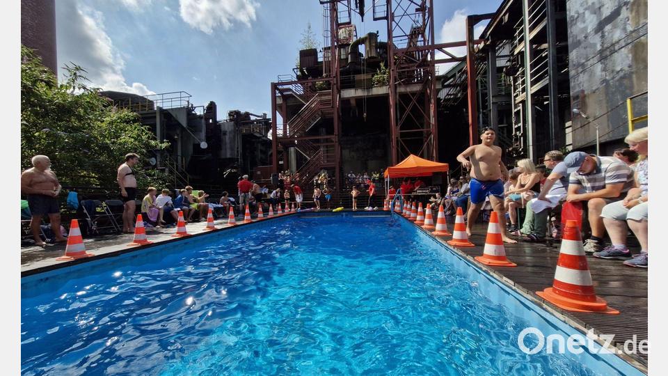 Blick auf das Werksschwimmbad der Zeche Zollverein zum Arschbomben-Wettbewerb. Bild: Sascha Thelen/dpa