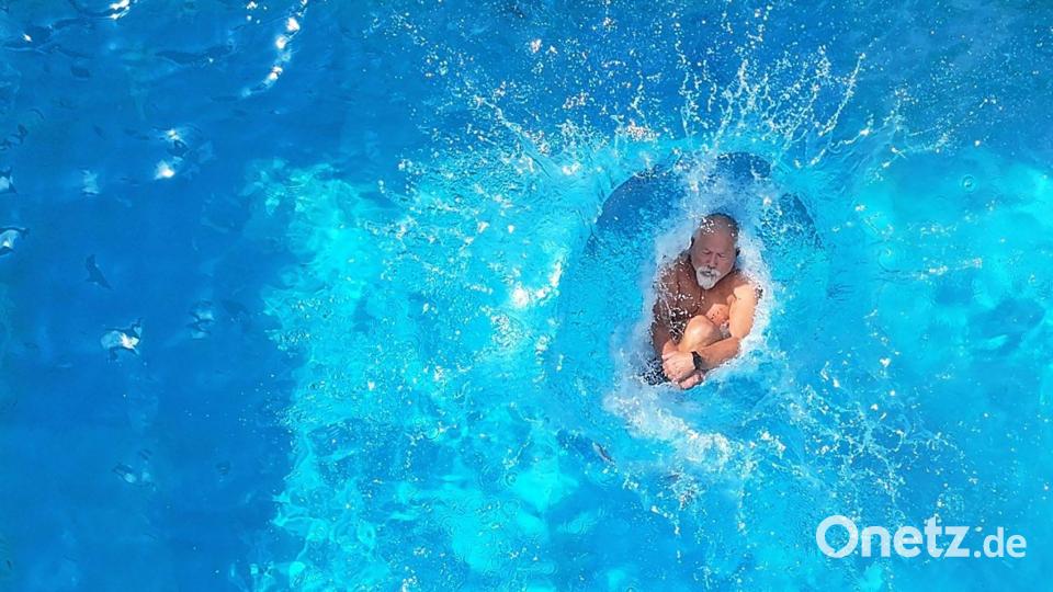 Peter Klages taucht ein. Bild: Sascha Thelen/dpa