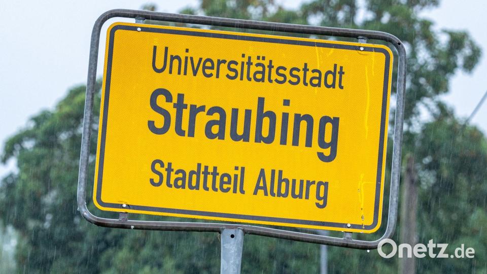 Vier Männer sind am Samstagabend im niederbayerischen Straubing aus einer geschlossenen Klinik entflohen. Laut Polizei laufen umfangreiche Fahndungsmaßnahmen. Bild: Armin Weigel/dpa