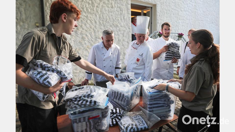Nach der Laurentiusmesse schlüpften die Köche in im Hotel Fronfeste in Sträflingskleidung und ließen sich im Knasthotel selbst mal kulinarisch verwöhnen. Bild: Wolfgang Steinbacher