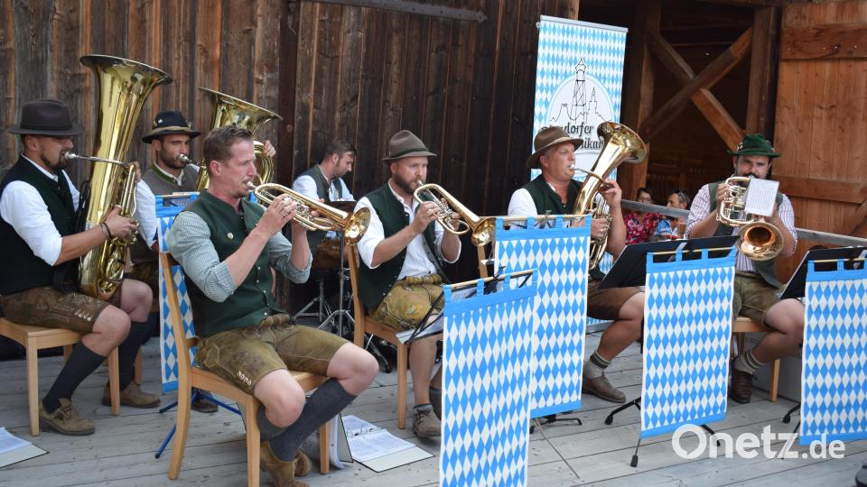 Mit zünftiger Blasmusik unterhalten die &quot;Diendorfer Musikanten&quot; die Gäste. Bild: bnr
