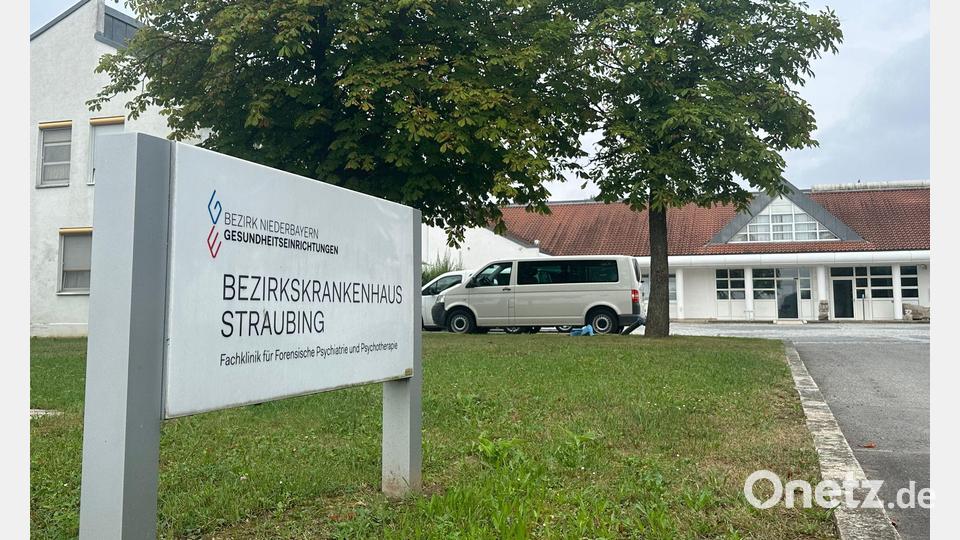 Vier Männer sind am Samstagabend im niederbayerischen Straubing aus einer geschlossenen Klinik entflohen. Laut Polizei laufen umfangreiche Fahndungsmaßnahmen. Bild: Ute Wessels/dpa