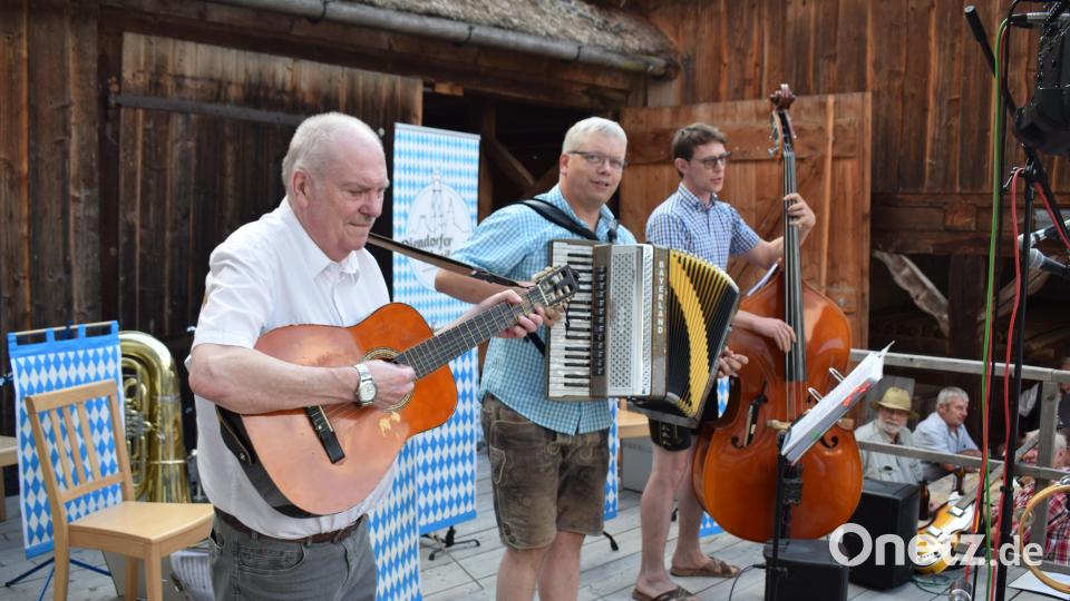 Das Trio &quot;Oins ham ma nu&quot; ist noch ziemlich neu in der Volksmusikszene und animiert die Gäste zum Mitsingen. Bild: bnr