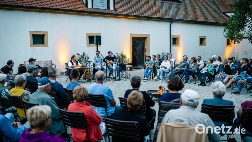 Rund 120 Zuhörer lauschten gebannt den Lagerfeuergeschichten von Hans Walter (hinten links). Bild: Bernd Schönfelder/exb