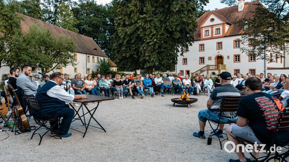 Sagen und Legenden des Steinwaldes, aber auch Dorf- und Wirtshausgeschichten präsentierte Hans Walter (vorne am Tisch) den rund 120 Zuhörern im Schloss Wolframshof. Bild: Bernd Schönfelder/exb