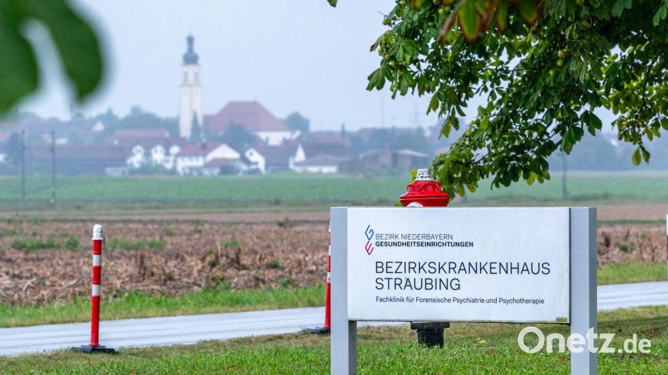 Vier Männer sind am Samstagabend im niederbayerischen Straubing aus einer geschlossenen Klinik entflohen. Laut Polizei laufen umfangreiche Fahndungsmaßnahmen. Bild: Armin Weigel/dpa