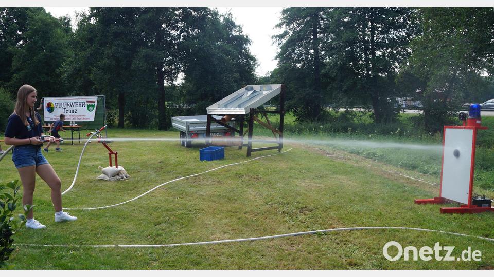 Wasserflipper und Zielschießen mit dem Wasserschlauch war eine von vielen Stationen Bild: wel