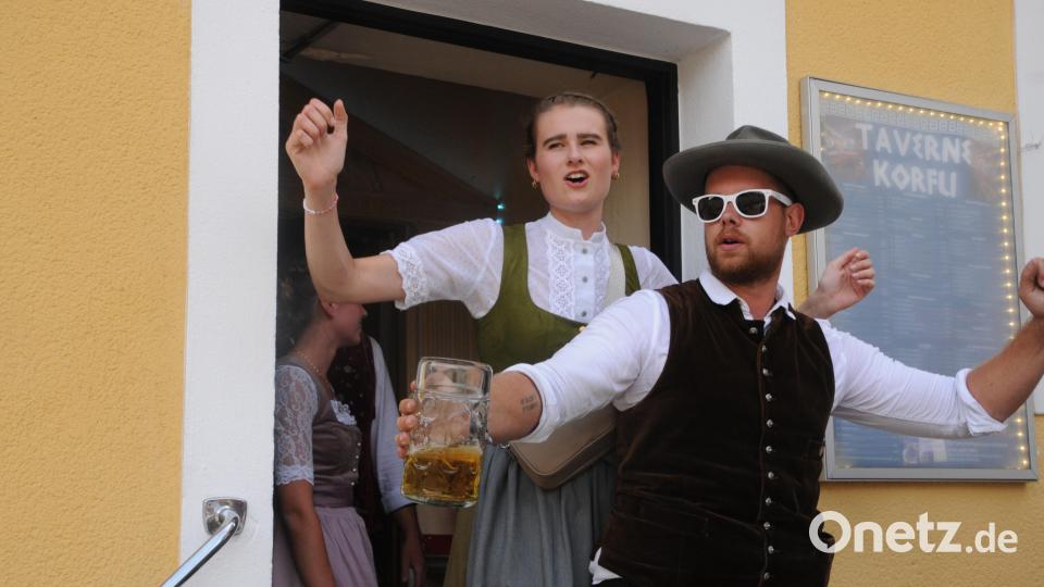 Die Moila sind gefunden - nix wie rein ins Kirwavergnügen. Bild: ge