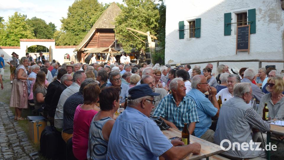 Der Innenhof des Bauernmuseums ist restlos besetzt. Bild: bnr