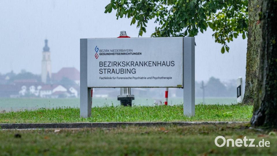 Vier Männer sind am Samstagabend im niederbayerischen Straubing aus einer geschlossenen Klinik entflohen. Laut Polizei laufen umfangreiche Fahndungsmaßnahmen. Bild: Armin Weigel/dpa