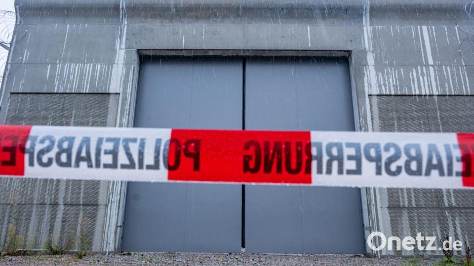 Vier Männer sind am Samstagabend im niederbayerischen Straubing aus einer geschlossenen Klinik entflohen. Laut Polizei laufen umfangreiche Fahndungsmaßnahmen. Bild: Armin Weigel/dpa