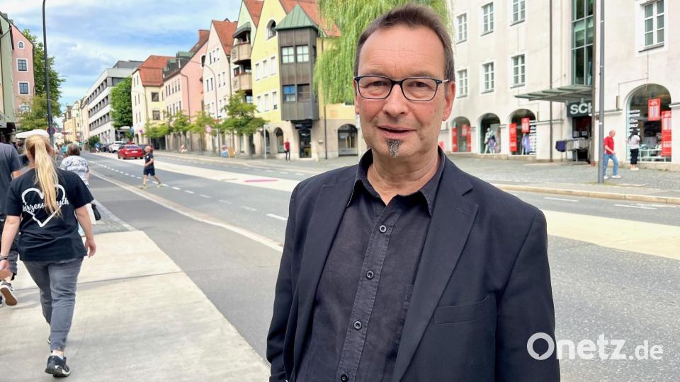 In ihrer Breite zurücknehmen, eventuell eine Busspur einrichten. Auch der künftige Verkehrsfluss auf der Dr.-Pfleger- und Sedanstraße beschäftigt Bau- und Planungsdezernent Alkmar Zenger. Bild: Gabi Schönberger