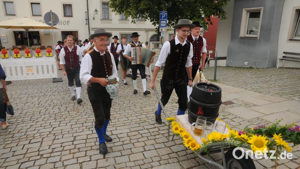 Mit dem Bierfassl und Musik ging es durch die Stadt zum Moila-Einholen. Bild: ge