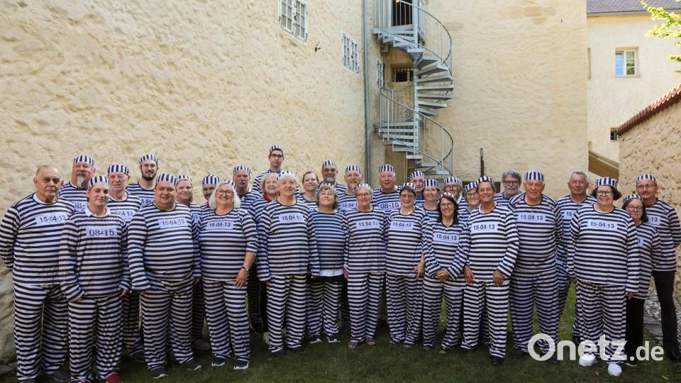 Die Teilnehmer der Laurentiusfeier des Clubs der Amberger Köche: Im Hotel Fronfeste "Rast im Knast" trugen sie Sträflingskleidung. Bild: Wolfgang Steinbacher