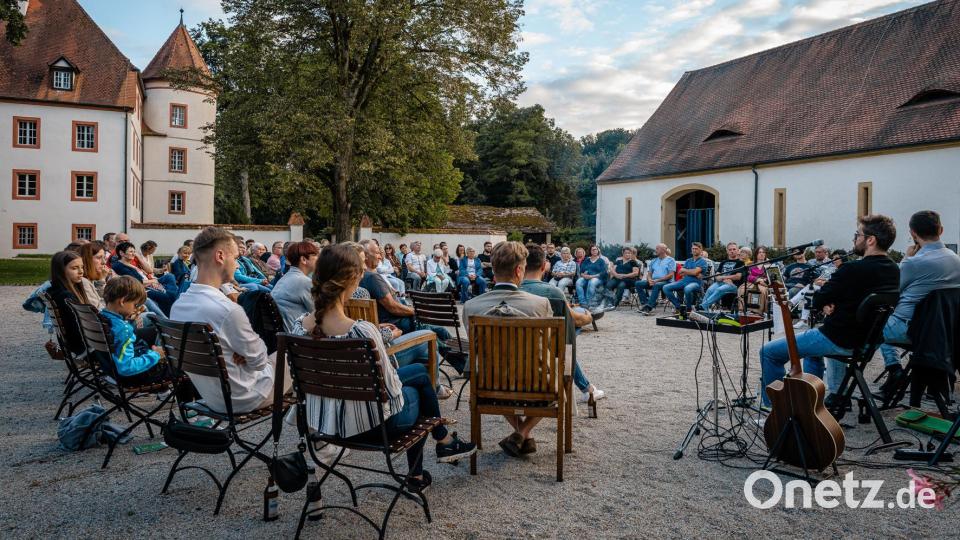 Rund 120 Zuhörer lauschten gebannt den Lagerfeuergeschichten von Hans Walter. Bild: Bernd Schönfelder/exb