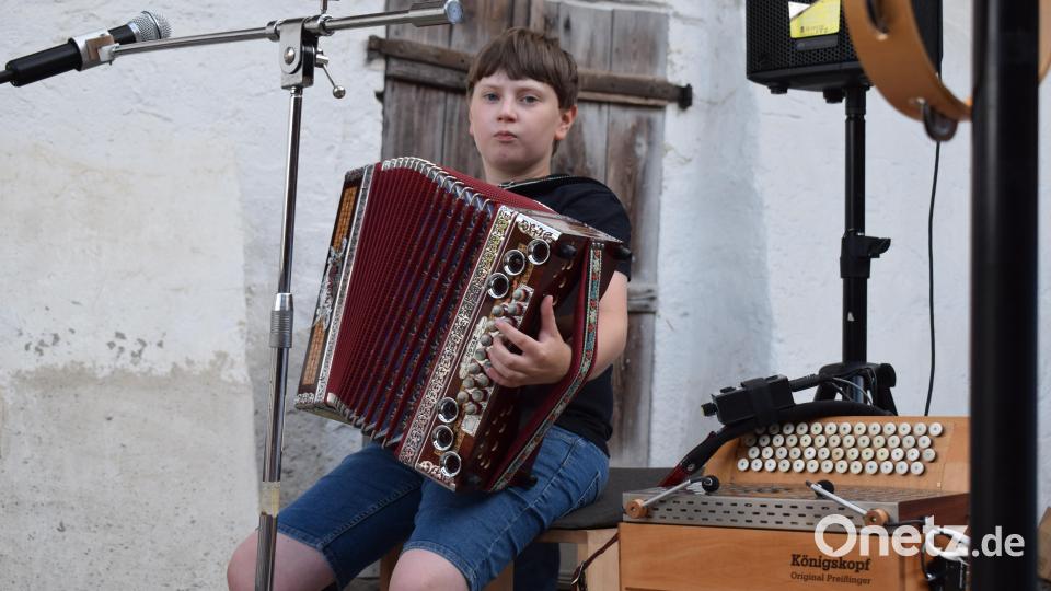 Josef Novak aus Eslarn ist der jüngste Teilnehmer am Musikantenstammtisch. Bild: bnr