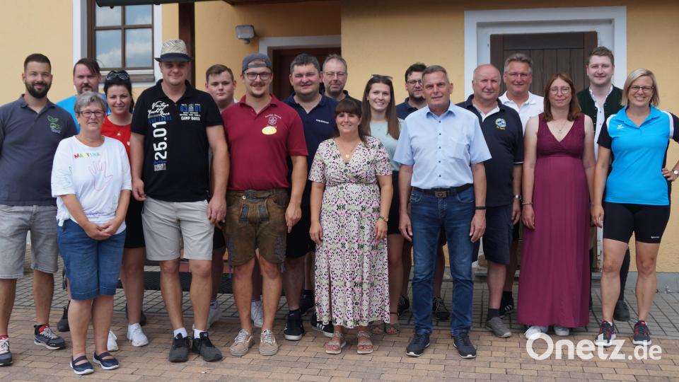 Organisatorin Susanne Becher (neunte von rechts) und Bürgermeister Norbert Eckl (sechster von rechts) bedanken sich bei den Vertretern der 15 Vereine für ihre Unterstützung Bild: wel