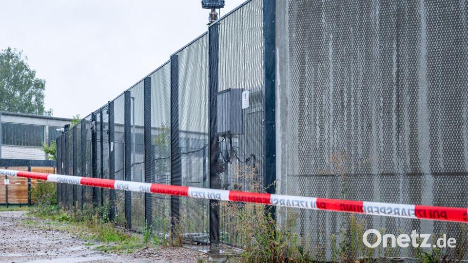 Vier Männer sind am Samstagabend im niederbayerischen Straubing aus einer geschlossenen Klinik entflohen. Laut Polizei laufen umfangreiche Fahndungsmaßnahmen. Bild: Armin Weigel/dpa