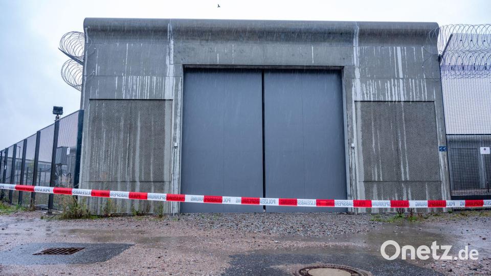 Vier Männer sind am Samstagabend im niederbayerischen Straubing aus einer geschlossenen Klinik entflohen. Laut Polizei laufen umfangreiche Fahndungsmaßnahmen. Bild: Armin Weigel/dpa