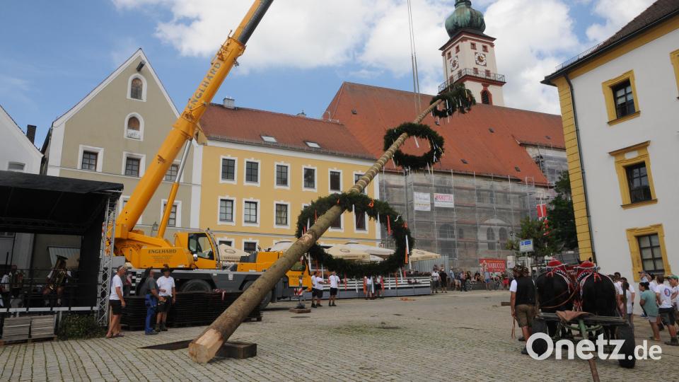 Per Autokran geht es sicherer: Der Woizkirwabaum schwebt ins Loch. Bild: ge