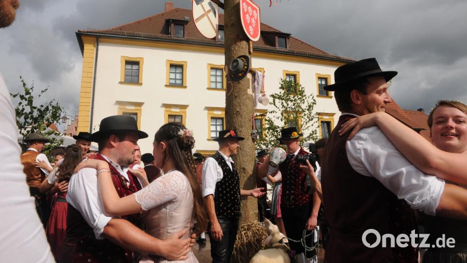 Der Höhepunkt der Kirwa und immer ein malerisches Bild: das Austanzen des Kirwabaumes. Bild: ge