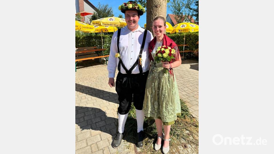 Das neue Traßlberger Oberkirwapaar: Marie Flierl und Jonas Neudecker. Bild: Christina Kotz/exb