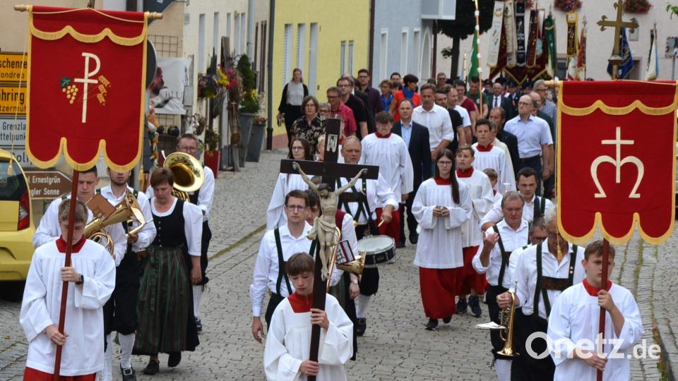 Ein stattlicher Kirchenzug bewegte sich durch Bad Neualbenreuth. Bild: jr
